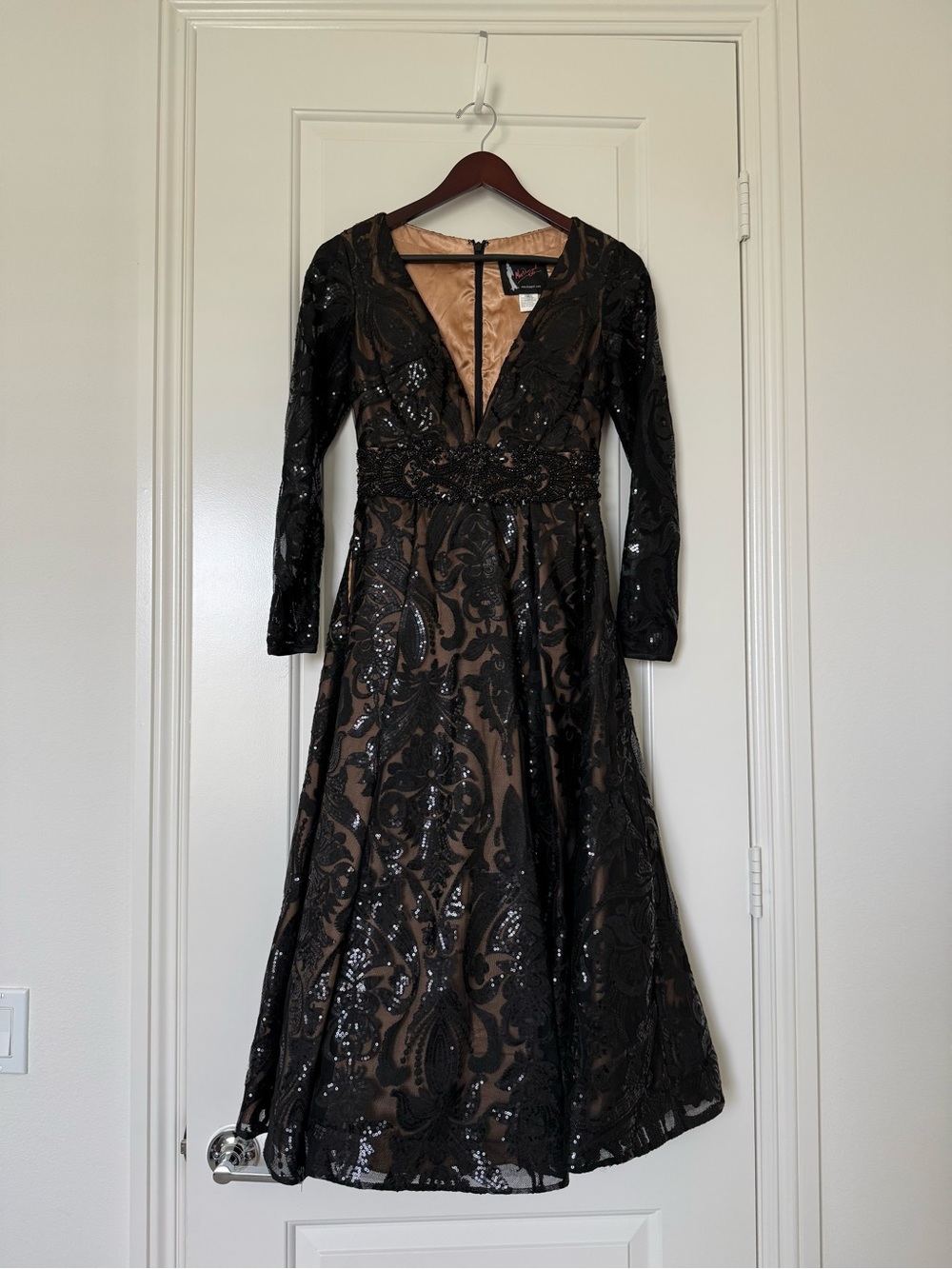Mac Duggal 67529 NWT Sequin
Embellished a-line
Cocktail Dress $598 size 2 - Picture 4 of 9